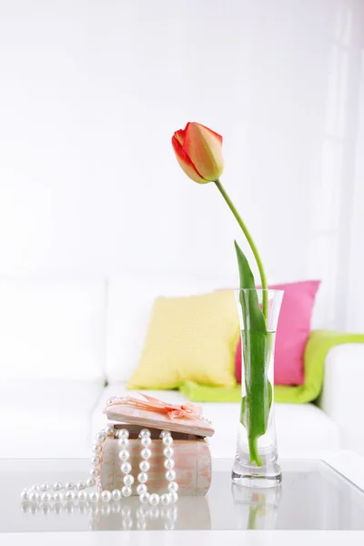 Mooie lente bloemen in vaas op home interieur achtergrond — Stockfoto