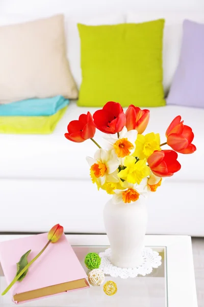 Schöne Frühlingsblumen in der Vase auf dem heimischen Innenhintergrund — Stockfoto