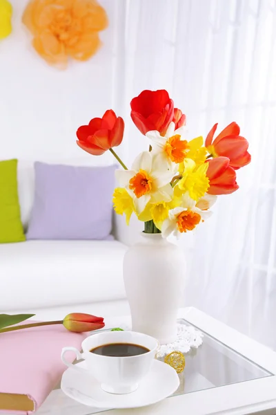 Vackra våren blommor i vas på heminredning bakgrund — Stockfoto