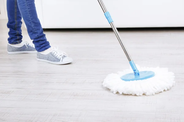 Vrouw met mop houten vloer uit stof reiniging — Stockfoto