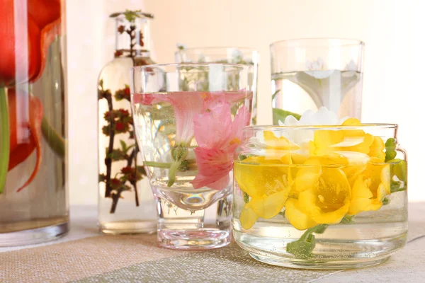 Frühlingsblumen unter Wasser aus nächster Nähe — Stockfoto