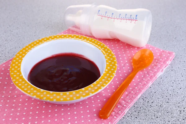 Baby food and milk on table close up — Stok Foto