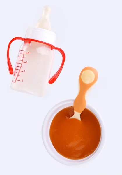 Alimentos para bebês e leite isolado em branco — Fotografia de Stock