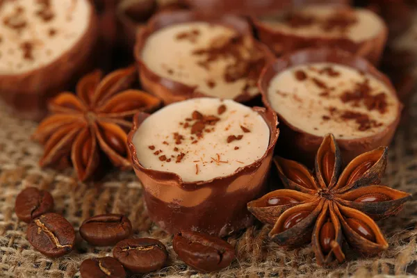 Lekkere chocolade snoepjes met koffiebonen en noten, close-up — Stockfoto