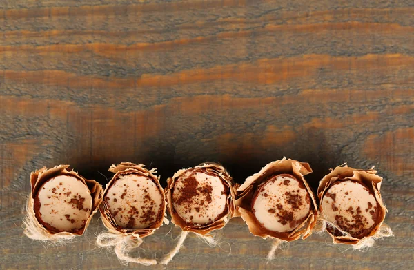 Lekkere chocolade snoepjes op houten achtergrond — Stockfoto