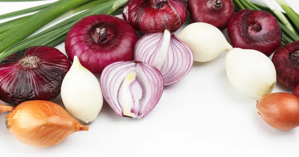 Different raw onion, isolated on white — Stock Photo, Image