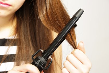 genç güzel kız saç modeli, yakın çekim, izole üzerinde beyaz yapıyor