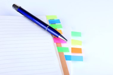 defter, kalem ve üzerinde beyaz izole çıkartmaları