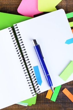 defter, kalem ve ahşap zemin üzerinde çıkartmalar