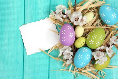 çiçekli dallar üzerinde ahşap masa yakın çekim ile Paskalya kompozisyon