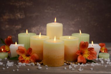 Güzel mumlar ile masaya kahverengi zemin çiçek