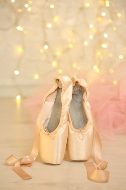 Bale pointe ayakkabı bokeh zemin katta