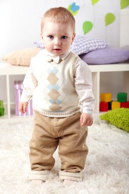 Şirin küçük çocuk.