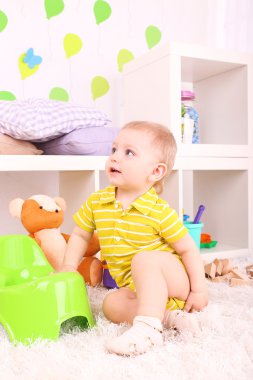 Şirin küçük çocuk.