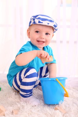 Şirin küçük çocuk.