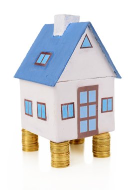 Evi ayakta beyaz izole sikke yığını