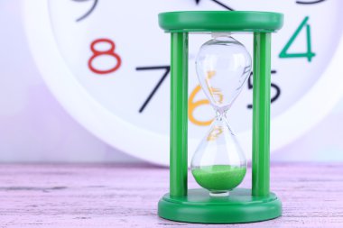 açık renkli kum saati ve büyük saat