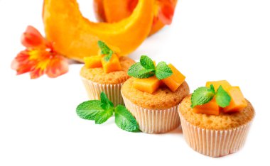 beyaz izole lezzetli kabak kekler