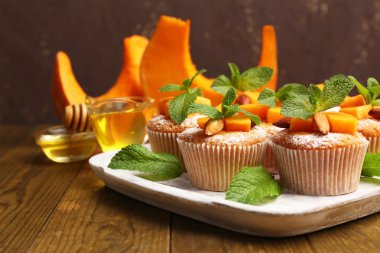 ahşap masa üstünde lezzetli kabak kekler