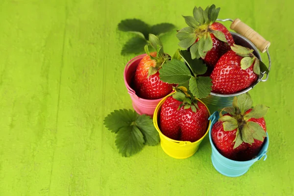 Fresas con en cubos decorativos sobre fondo de madera — Foto de Stock