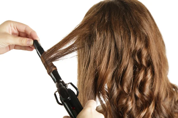 Estilista usando ferro de ondulação para cachos de cabelo, close-up, isolado em branco — Fotografia de Stock