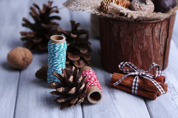 Sammansättning med naturliga bula, tråd, kanelstänger på trä bakgrund — Stockfoto