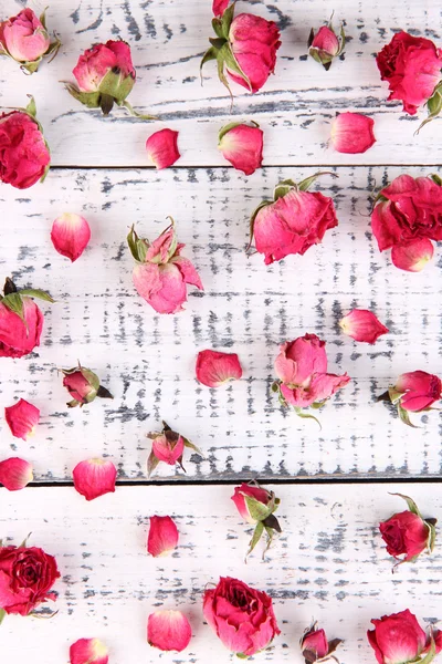 Hermosas rosas secas rosadas sobre fondo de madera viejo — Foto de Stock