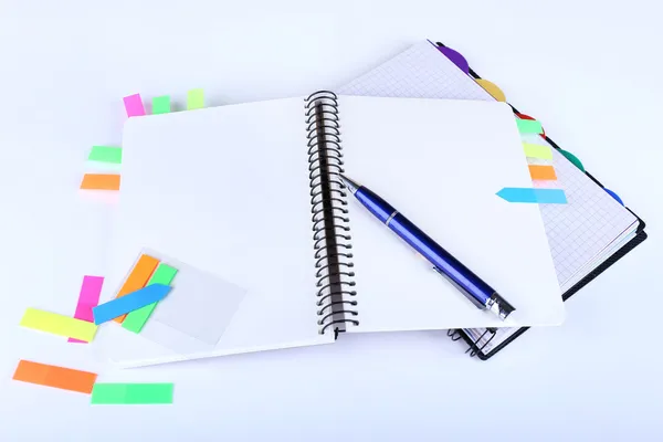 Caderno, caneta e adesivos isolados em branco — Fotografia de Stock