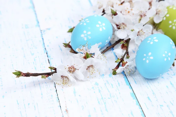 Composition de Pâques avec branches fleuries sur table en bois close-up — Photo