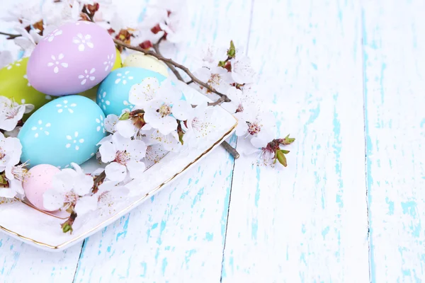 Húsvéti összetétele, virágzó ágakat a közeli fából készült asztal — Stock Fotó