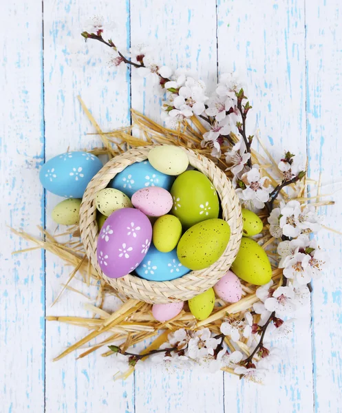 Composition de Pâques avec branches fleuries sur table en bois close-up — Photo