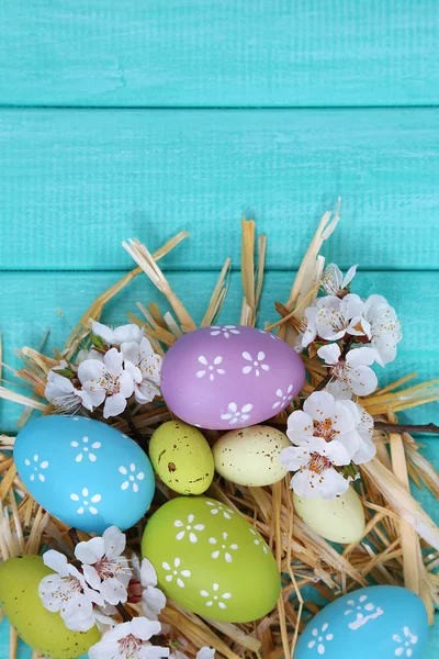 Composition de Pâques avec branches fleuries sur table en bois close-up — Photo