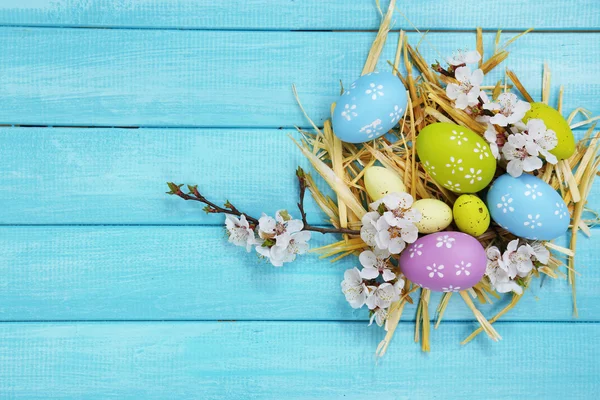 Composición de Pascua con ramas florecientes en primer plano de mesa de madera — Foto de Stock