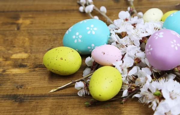 Skład Wielkanoc z kwitnące gałęzie na drewniany stół szczegół — Zdjęcie stockowe