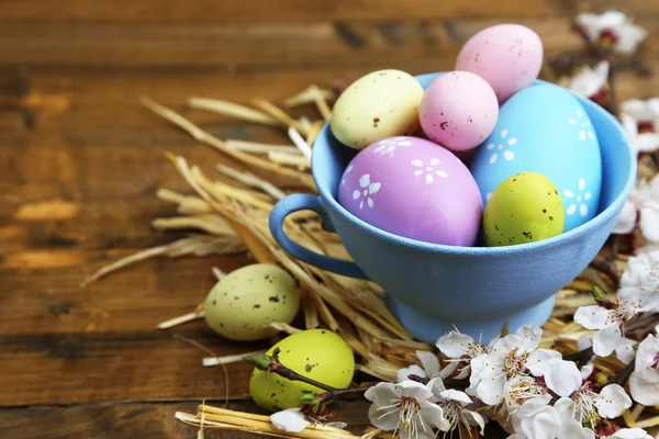 Composición de Pascua con ramas florecientes en primer plano de mesa de madera — Foto de Stock