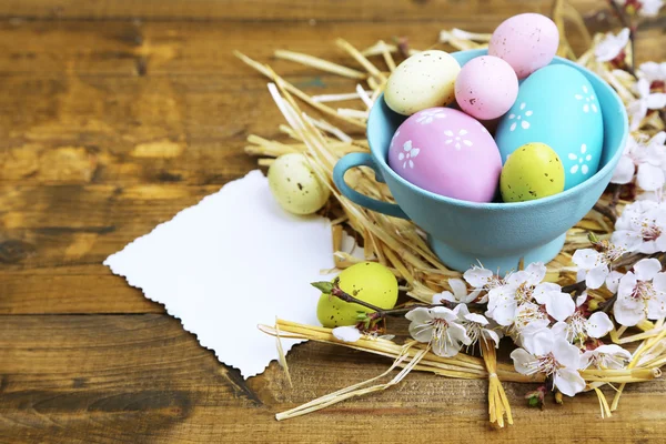 Composición de Pascua con ramas florecientes en primer plano de mesa de madera —  Fotos de Stock