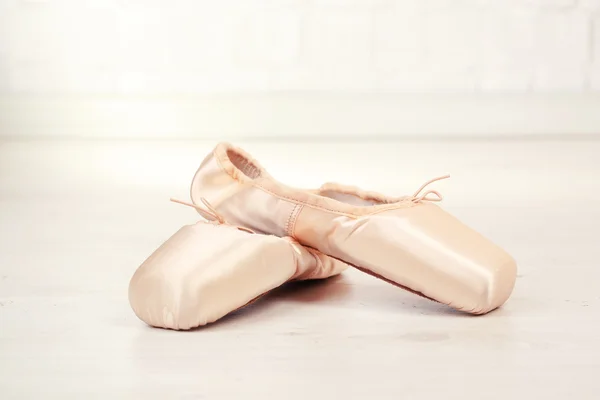 Sapatos de ballet pointe no chão no salão de dança — Fotografia de Stock