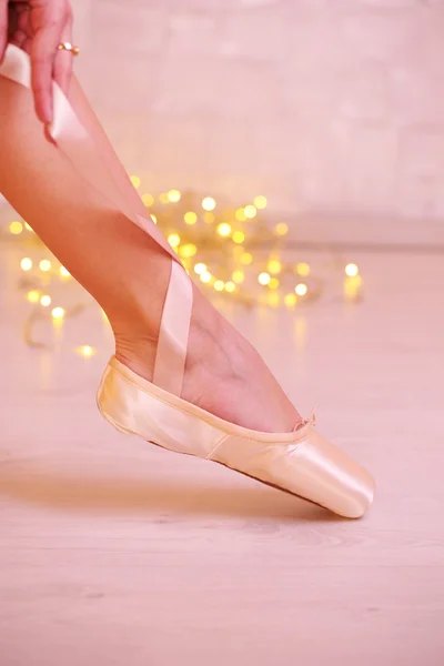 Ballerina in Spitzenschuhen im Tanzsaal — Stockfoto