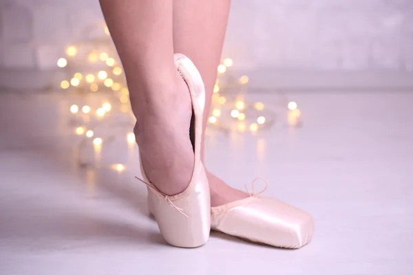 芭蕾舞女演员在舞厅的备脚尖鞋 — 图库照片