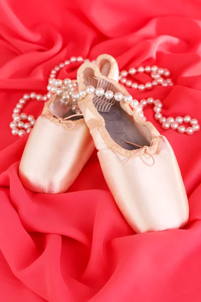 芭蕾舞团备脚尖鞋上红色织物背景 — 图库照片