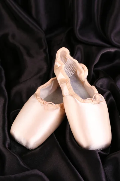 Балетная пуанта обувь на черном фоне ткани — стоковое фото