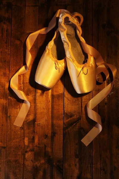 Ballet pointe shoes on wooden background — Stock Photo, Image