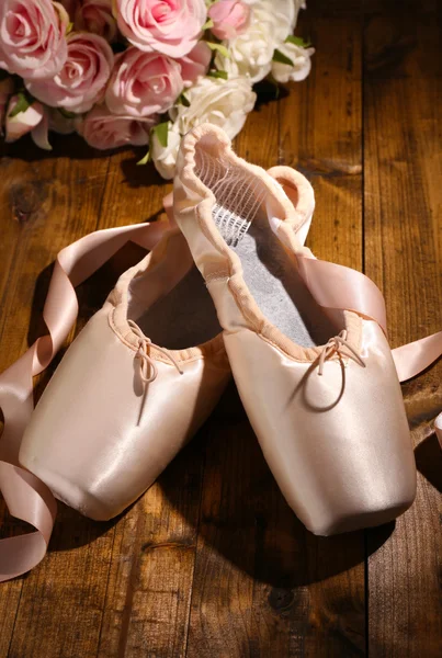 Sapatos de ballet pointe no fundo de madeira — Fotografia de Stock