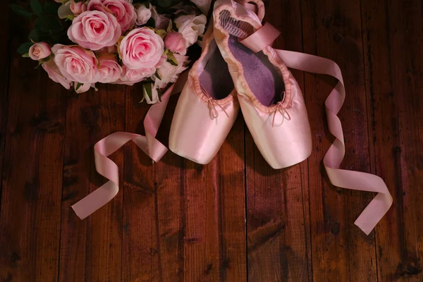 Ballet pointe shoes on wooden background — Stock Photo, Image