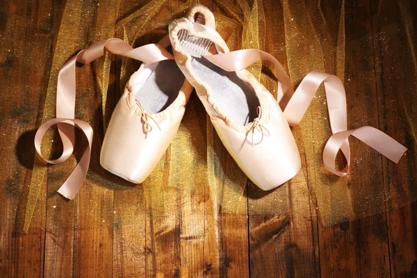 Balet pointe boty na dřevěné pozadí — Stock fotografie