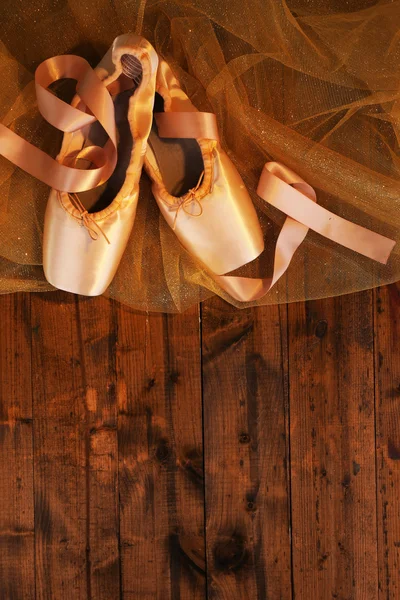 Zapatos de punto de ballet sobre fondo de madera — Foto de Stock