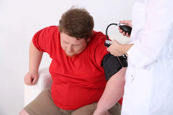 Doctor examining patient — Stock Photo, Image