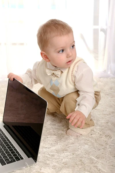 Pequeno menino bonito — Fotografia de Stock