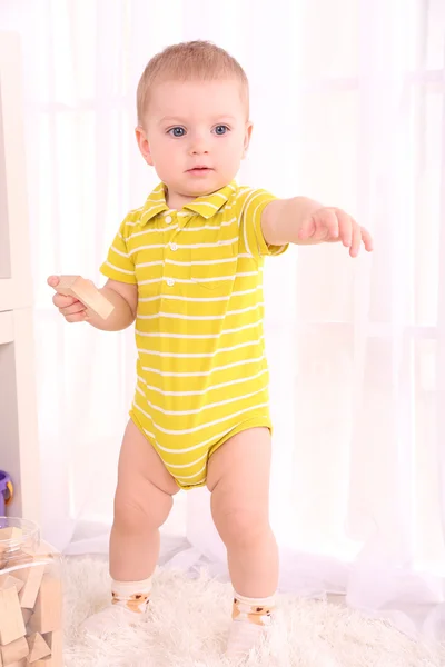 Pequeno menino bonito — Fotografia de Stock