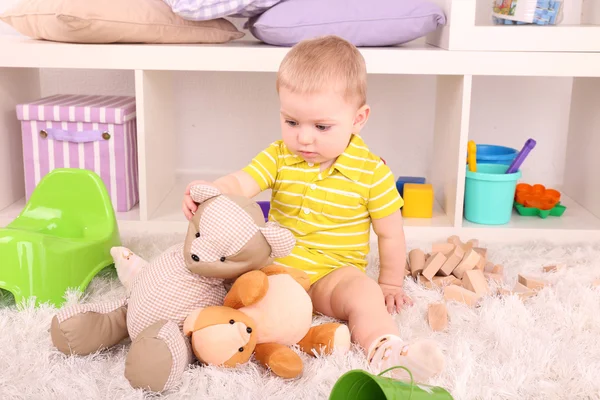 Lindo niño pequeño — Foto de Stock